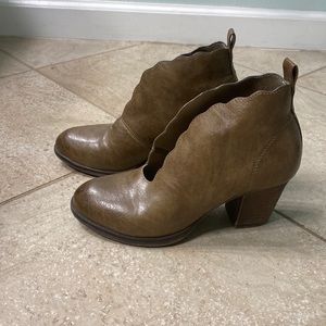 Cute brown boots with scalloped edging.